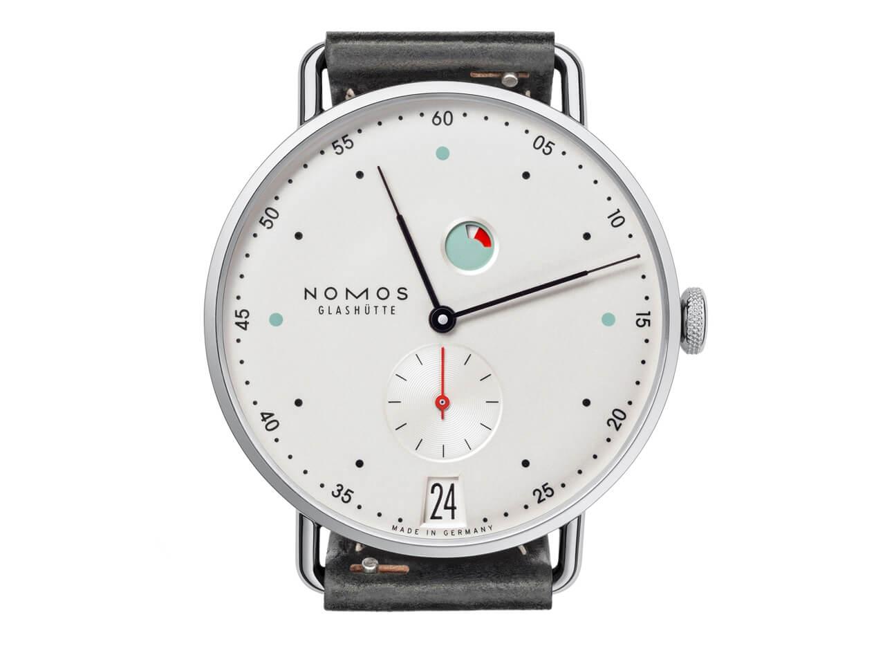 Nomos Glashütte Metro Datum Gangreserve Handaufzug Edelstahl 37mm weißes Zifferblatt schwarzes Lederband – Herrenuhren Uhr mit Datum aus Edelstahl. Das Gehäuse ist rund und silber. Das Lederarmband ist schwarz. Das Zifferblatt ist arabisch Index und silber. – Ansicht 2