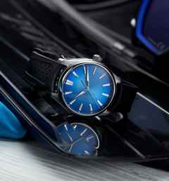 H. Moser & Cie. Pioneer Centre Seconds Arctic Blue Fumé Automatik Edelstahl 40mm blaues Zifferblatt schwarzes Kautschukband – Herrenuhren Uhr ohne Datum aus Edelstahl. Das Gehäuse ist rund und silber. Das Kautschuk / Kunststoff / Silikon Armband ist schwarz. Das Zifferblatt ist ein Index in blau. – Ansicht 3