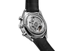 TAG Heuer Carrera Chronosprint x Porsche Automatik Edelstahl 42mm silbernes Zifferblatt schwarzes Lederband – Herrenuhren Chronograph aus Edelstahl und Leder. Das Gehäuse ist rund und silber. Das Lederarmband ist schwarz. Das Zifferblatt ist ein Index in silber. – Ansicht 3