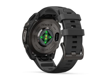 Garmin Fenix 9 faserverstärktes Polymer 47mm digitales Display schwarzes Silikonband – Herrenuhren Uhr Multifunktion aus Kautschuk, Kunststoff und Titan. Das Gehäuse ist rund und grau. Das Kautschuk / Kunststoff / Silikon Armband ist schwarz. Das Zifferblatt ist digital und schwarz. – Ansicht 4