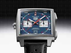 TAG Heuer Monaco Chronograph Automatik Titan 39mm blaues Zifferblatt schwarzes Lederband – Herrenuhren Chronograph aus Titan. Das Gehäuse ist quadratisch und grau. Das Lederarmband ist schwarz. Das Zifferblatt ist ein Index in blau. – Ansicht 5
