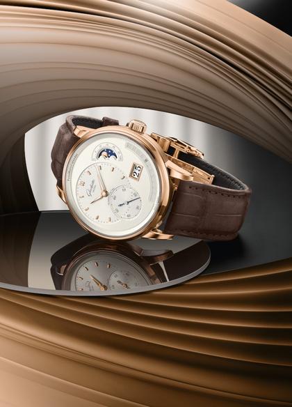 Glashütte Original PanoMaticCalendar Automatik Rotgold 42mm silbernes Zifferblatt braunes Lederband – Herrenuhren Uhr mit Kalender aus 750 Rotgold. Das Gehäuse ist rund und roségold. Das Lederarmband Kroko / Alligator ist braun. Das Zifferblatt ist ein Index in silber. – Ansicht 8