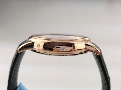 Glashütte Original Senator Mondphase Skelettierte Edition Handaufzug Rotgold 42mm skelettiertes Zifferblatt schwarzes Lederband Limited Edition 1-49-13-15-15-04 Full Set, Service 2025 mit Garantie, Occasion – Herrenuhren Uhr ohne Datum aus 750 Rotgold. Das Gehäuse ist rund und rotgold. Das Lederarmband Kroko / Alligator ist schwarz. Das Zifferblatt ist römisch Index und silber. – Ansicht 4
