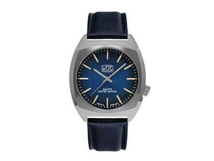 UMF Ruhla Original Quarz Edelstahl 42mm blaues Zifferblatt blaues Lederband limitiert – Herrenuhren Uhr ohne Datum aus Edelstahl und Leder. Das Gehäuse ist rund und silber. Das Lederarmband ist blau. Das Zifferblatt ist ein Index in blau.