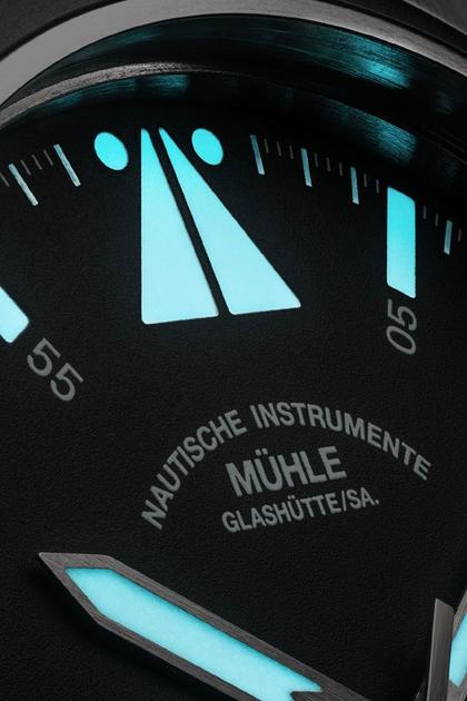 Mühle Glashütte S.A.R. Mission-Timer TITAN Automatik 43mm schwarzes Zifferblatt schwarzes Kautschukband – Herrenuhren Uhr mit Datum aus Keramik und Titan. Das Gehäuse ist rund und silber. Das Kautschuk / Kunststoff / Silikon Armband ist schwarz. Das Zifferblatt ist ein Index in schwarz. – Ansicht 5