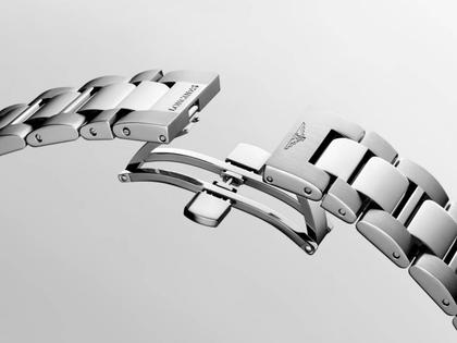 Longines Conquest Quarz Edelstahl 41mm silberfarbenes Zifferblatt Metallband – Herrenuhren Uhr mit Datum aus Edelstahl. Das Gehäuse ist rund und silber. Das Edelstahlarmband ist silber. Das Zifferblatt ist arabisch Index und silber. – Ansicht 3