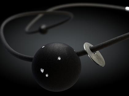 André Ribeiro Collier Kautschuk mit Brillanten 0,06 – Halsschmuck Collier aus 750 Weißgold, Kautschuk und und . – Ansicht 3