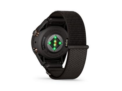 Garmin Approach S72 Titan Schwarz-DLC 43mm digitales Display schwarzes Textilband – Herrenuhren Uhr Multifunktion aus Keramik und Kunststoff. Das Gehäuse ist rund und schwarz. Das Textilarmband ist schwarz. Das Zifferblatt ist digital und schwarz. – Ansicht 4