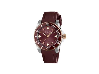 Gucci Dive Automatik Edelstahl 36mm rotes Zifferblatt rotes Kautschukband YA136410 – Damenuhren Uhr ohne Datum aus Edelstahl, Keramik, PVD beschichtet und vergoldet. Das Gehäuse ist rund und silber. Das Kautschuk / Kunststoff / Silikon Armband ist rot. Das Zifferblatt ist ein Index in rot.