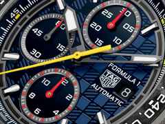 TAG Heuer Formula 1 Chronograph X Oracle RedBull Racing Automatik Titan 44mm blaues Zifferblatt Metallband – Herrenuhren Chronograph aus Carbon, DLC beschichtet, Kautschuk und Titan. Das Gehäuse ist rund und grau. Das Titanarmband ist silber. Das Zifferblatt ist ein Index in blau. – Ansicht 5