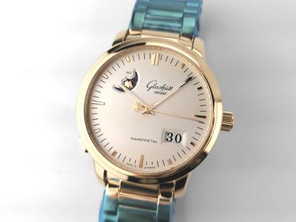 Glashütte Original Senator Panoramadatum Mondphase Automatik Roségold 40mm silbernes Zifferblatt Goldband 100-04-11-01-14 Full Set mit Garantie Occasion – Herrenuhren Uhr mit Datum aus 750 Rotgold. Das Gehäuse ist rund und roségold. Das Goldarmband ist roségold. Das Zifferblatt ist ein Index in silber. – Ansicht 3