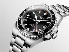 Longines HydroConquest GMT Automatik Edelstahl 41mm schwarzes Zifferblatt Metallband – Herrenuhren Uhr mit Datum aus Edelstahl und Keramik. Das Gehäuse ist rund und silber. Das Edelstahlarmband ist silber. Das Zifferblatt ist ein Index in schwarz. – Ansicht 2