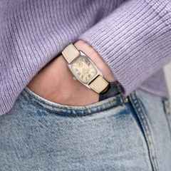 Hamilton American Classic Boulton Small Second M Quarz Edelstahl beigefarbenes Zifferblatt beigefarbenes Lederband – Herrenuhren Uhr ohne Datum aus Edelstahl und Leder. Das Gehäuse ist rechteckig und silber. Das Lederarmband ist beige. Das Zifferblatt ist römisch und beige. – Ansicht 6