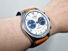 Union Glashütte Noramis Chronograph Sachsen Classic 2024 Limited Edition Automatik Edelstahl 42mm beiges Zifferblatt blaues Lederband – Herrenuhren Chronograph aus Edelstahl und Leder. Das Gehäuse ist rund und silber. Das Lederarmband ist blau. Das Zifferblatt ist arabisch Index und beige. – Ansicht 11