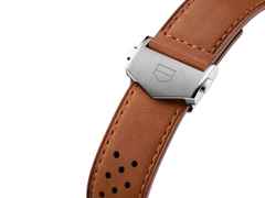 TAG Heuer Carrera Chronograph Automatik Edelstahl 44mm blaues Zifferblatt braunes Lederband – Herrenuhren Chronograph aus Edelstahl und Keramik. Das Gehäuse ist rund und silber. Das Lederarmband ist braun. Das Zifferblatt ist ein Index in blau. – Ansicht 4