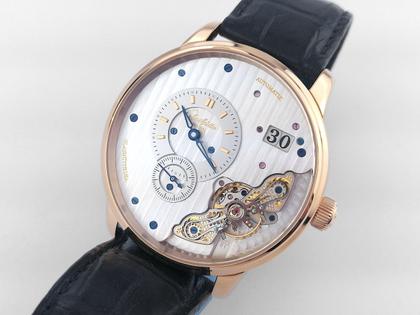 Glashütte Original PanoMaticInverse Automatik Rotgold 42mm silbernes Zifferblatt schwarzes Lederband 1-91-02-01-05-62 Full Set Occasion Refurbished – Herrenuhren Uhr mit Datum aus 750 Rotgold und 925 Silber. Das Gehäuse ist rund und rotgold. Das Lederarmband Kroko / Alligator ist schwarz. Das Zifferblatt ist ein Index in silber. – Ansicht 4