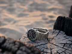Porsche Design Chronograph 1 - All Titanium Numbered Edition – Herrenuhren Chronograph aus Edelstahl und PVD beschichtet. Das Gehäuse ist rund und silber. Das Titanarmband ist silber. Das Zifferblatt ist ein Index in schwarz. – Ansicht 5