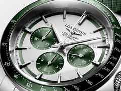 Longines Conquest Chronograph Automatik Edelstahl 42mm weiß-grünes Zifferblatt grünes Kautschukband – Herrenuhren Chronograph aus Edelstahl, Kautschuk und Keramik. Das Gehäuse ist rund und silber. Das Kautschuk / Kunststoff / Silikon Armband ist grün. Das Zifferblatt ist ein Index in weiß. – Ansicht 4