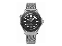 Omega Seamaster Diver 300M  Automatik Edelstahl 42mm Spectre Edition schwarzes Zifferblatt Metallband – Herrenuhren Uhr ohne Datum aus Edelstahl und Titan. Das Gehäuse ist rund und silber. Das Edelstahlarmband ist silber. Das Zifferblatt ist ein Index in schwarz.