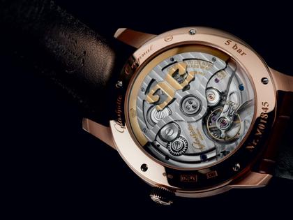 Glashütte Original Senator Excellence Ewiger Kalender Automatik Rotgold 42mm silberfarbenes Zifferblatt braunes Lederband – Herrenuhren Uhr mit Kalender aus 750 Rotgold. Das Gehäuse ist rund und roségold. Das Lederarmband Kroko / Alligator ist braun. Das Zifferblatt ist römisch Index und weiß. – Ansicht 3