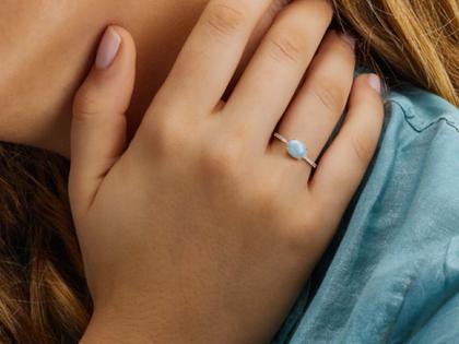 Nanis Dancing in the Rain Azure Ring Gelbgold Milky Aquamarin mittel – Ringe Ring mit Besatz aus 750 Gelbgold. – Ansicht 4