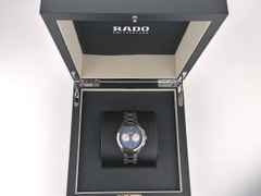 Rado HyperChrome Gent Automatic Chronograph XXL Limited Edition Plasmakeramik R32022102 Full Set mit Garantie Occasion – Herrenuhren Chronograph aus Edelstahl und Keramik. Das Gehäuse ist rund und grau. Das Keramikarmband ist grau. Das Zifferblatt ist arabisch Index und blau. – Ansicht 5