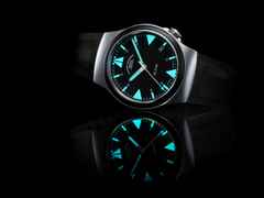 Mühle Glashütte S.A.R. Mission-Timer TITAN Automatik 43mm schwarzes Zifferblatt schwarzes Kautschukband – Herrenuhren Uhr mit Datum aus Keramik und Titan. Das Gehäuse ist rund und silber. Das Kautschuk / Kunststoff / Silikon Armband ist schwarz. Das Zifferblatt ist ein Index in schwarz. – Ansicht 3