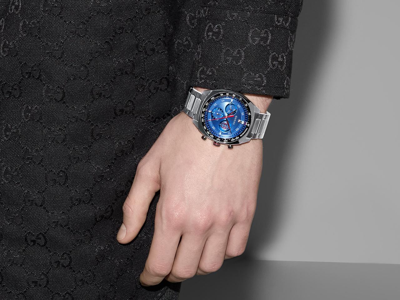Gucci Interlocking Chronograph Quarz Edelstahl 41mm blaues Zifferblatt Metallband YA142317 – Herrenuhren Chronograph aus Edelstahl und Keramik. Das Gehäuse ist rund und silber. Das Edelstahlarmband ist silber. Das Zifferblatt ist ein Index in blau. – Ansicht 4