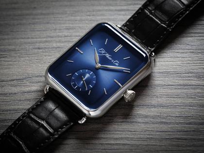 H. Moser & Cie. H. Moser Swiss Alp Watch Small Second Blau Fumé Handaufzug Weißgold 38x44mm blaues Zifferblatt schwarzes Lederband – Herrenuhren Uhr ohne Datum aus 750 Weißgold. Das Gehäuse ist rechteckig und silber. Das Lederarmband Kroko / Alligator ist schwarz. Das Zifferblatt ist ein Index in blau. – Ansicht 4