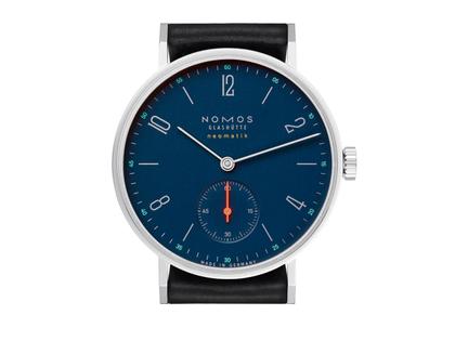 Nomos Glashütte Tangente 35 neomatik Nachtblau Automatik Edelstahl 35mm blaues Zifferblatt schwarzes Lederband – Damenuhren Uhr ohne Datum aus Edelstahl. Das Gehäuse ist rund und silber. Das Lederarmband ist schwarz. Das Zifferblatt ist arabisch Index und blau. – Ansicht 5