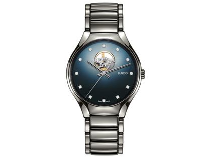 Rado True Secret Automatik Plasmakeramik skelettiert blau mit Brillanten Keramikband – Herrenuhren Uhr ohne Datum aus Keramik. Das Gehäuse ist rund und grau. Das Keramikarmband ist grau. Das Zifferblatt ist ein Index in blau.