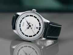 Union Glashütte Noramis Datum Deutschland Klassik 2025 Limitierte Edition Automatik Edelstahl 40mm Felgendesign Zifferblatt schwarzes Lederband – Herrenuhren Uhr mit Datum aus Edelstahl und Leder. Das Gehäuse ist rund und silber. Das Lederarmband ist schwarz. Das Zifferblatt ist ohne Zeichen und schwarz. – Ansicht 5