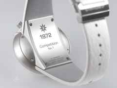 Junghans 1972 Competition Automatik Edelstahl 45x41mm weißes Zifferblatt weißes Lederband – Herrenuhren Chronograph aus Edelstahl. Das Gehäuse ist rund und silber. Das Lederarmband ist weiß. Das Zifferblatt ist ein Index in weiß. – Ansicht 2