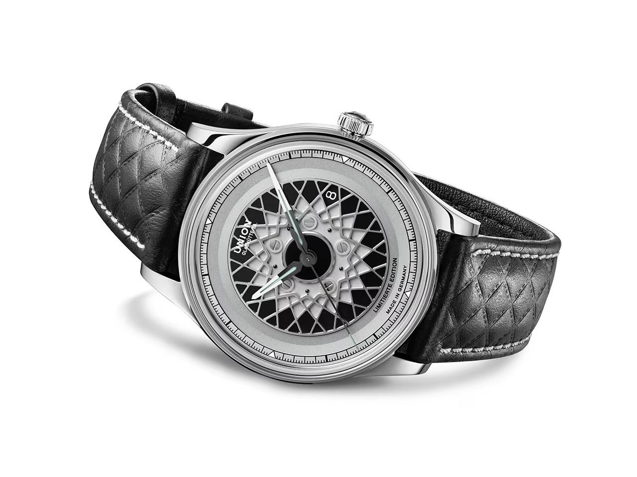 Union Glashütte Noramis Datum Deutschland Klassik 2024 Limitierte Edition Automatik Edelstahl 40mm Felgendesign Zifferblatt schwarzes Lederband – Herrenuhren Uhr mit Datum aus Edelstahl und Leder. Das Gehäuse ist rund und silber. Das Lederarmband ist schwarz. Das Zifferblatt ist ohne Zeichen und schwarz. – Ansicht 2