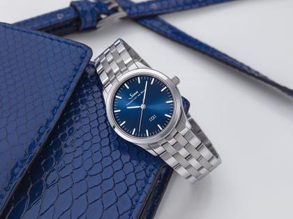 Sinn Spezialuhren 434 St B Quarz Edelstahl 34mm blaues Zifferblatt blaues Lederband – Damenuhren Uhr ohne Datum aus Edelstahl. Das Gehäuse ist rund und silber. Das Lederarmband ist blau. Das Zifferblatt ist ein Index in blau. – Ansicht 2