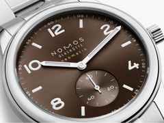 Nomos Glashütte Club Sport neomatik 39 Tabac Automatik Edelstahl braunes Zifferblatt Metallband Stahlboden – Herrenuhren Uhr ohne Datum aus Edelstahl. Das Gehäuse ist rund und silber. Das Edelstahlarmband ist silber. Das Zifferblatt ist arabisch Index und braun. – Ansicht 4