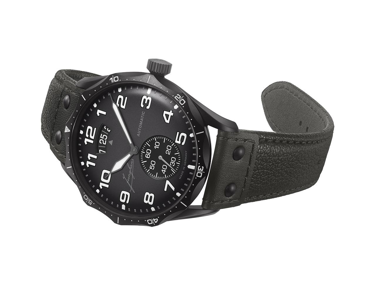 Junghans Meister Pilot Automatic Edelstahl DLC-Schwarz 43mm graues Zifferblatt schwarzes Lederband – Herrenuhren Uhr mit Datum aus DLC beschichtet, Edelstahl und Leder. Das Gehäuse ist rund und grau. Das Lederarmband ist schwarz. Das Zifferblatt ist arabisch Index und grau. – Ansicht 2