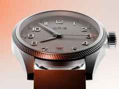 Oris ProPilot Date Automatik Edelstahl 41mm graues Zifferblatt graues Lederband – Herrenuhren Uhr mit Datum aus Edelstahl und Leder. Das Gehäuse ist rund und silber. Das Lederarmband ist grau. Das Zifferblatt ist arabisch und grau. – Ansicht 5