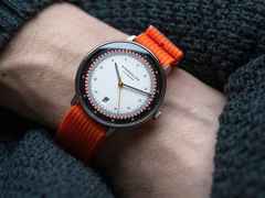 Sternglas Hamburg Edition Hafen Quarz Edelstahl 42mm mehrfarbiges Zifferblatt orangefarbenes Textilband – Herrenuhren Uhr mit Datum aus Edelstahl und Leder. Das Gehäuse ist rund und silber. Das Textilarmband ist orange. Das Zifferblatt ist arabisch Index und mehrfarbig. – Ansicht 2