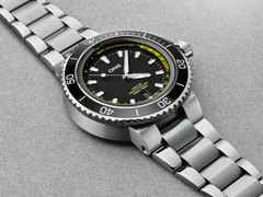 Oris Aquis Depth Gauge Automatik Edelstahl 46mm schwarzes Zifferblatt Metallband – Herrenuhren Uhr mit Datum aus Edelstahl. Das Gehäuse ist rund und silber. Das Edelstahlarmband ist silber. Das Zifferblatt ist ein Index in schwarz. – Ansicht 2