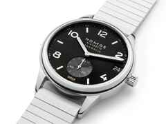 Nomos Glashütte Club Sport neomatik 42 Datum Automatik Edelstahl 42mm schwarzes Zifferblatt Metallband – Herrenuhren Uhr mit Datum aus Edelstahl. Das Gehäuse ist rund und silber. Das Edelstahlarmband ist silber. Das Zifferblatt ist arabisch Index und schwarz. – Ansicht 2