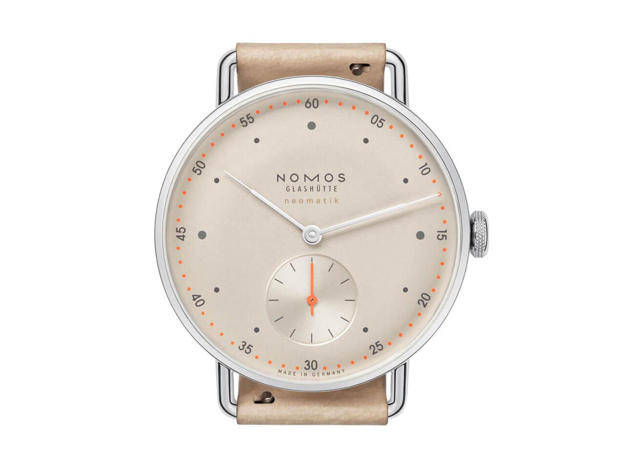Nomos Glashütte Metro neomatik 35 Champagner Automatik Edelstahl 35mm beiges Zifferblatt beiges Lederband – Damenuhren Uhr ohne Datum aus Edelstahl. Das Gehäuse ist rund und silber. Das Lederarmband ist braun. Das Zifferblatt ist arabisch Index und beige. – Ansicht 2