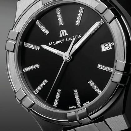 Maurice Lacroix Aikon Quarz Edelstahl 35mm schwarzes Zifferblatt schwarzes Kautschukband – Damenuhren Uhr mit Datum aus Edelstahl, Kautschuk, PVD beschichtet und vergoldet. Das Gehäuse ist rund und silber. Das Kautschuk / Kunststoff / Silikon Armband ist schwarz. Das Zifferblatt ist ein Index in schwarz. – Ansicht 2