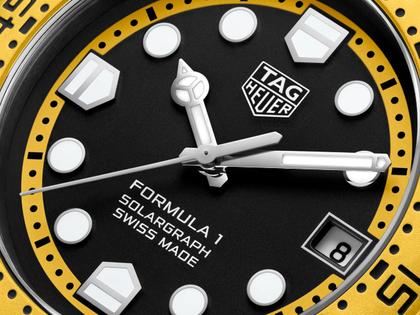 TAG Heuer Formula 1 Solargraph Quarz Kunststoff 38mm schwarzes Zifferblatt gelbes Kautschukband – Herrenuhren Uhr mit Datum aus Edelstahl und Kunststoff. Das Gehäuse ist rund und schwarz. Das Kautschuk / Kunststoff / Silikon Armband ist gelb. Das Zifferblatt ist ein Index in schwarz. – Ansicht 4