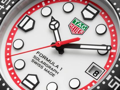 TAG Heuer Formula 1 Solargraph Quarz Kunststoff 38mm weißes Zifferblatt rotes Kautschukband – Herrenuhren Uhr mit Datum aus Edelstahl und Kunststoff. Das Gehäuse ist rund und silber. Das Kautschuk / Kunststoff / Silikon Armband ist rot. Das Zifferblatt ist ein Index in weiß. – Ansicht 4