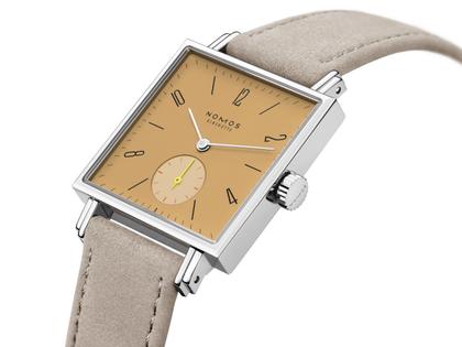 Nomos Glashütte Tetra Origins Ochra Handaufzug Edelstahl 29,5mm gelbes Zifferblatt graues Lederband Glasboden – Damenuhren Uhr ohne Datum aus Edelstahl und Leder. Das Gehäuse ist quadratisch und silber. Das Lederarmband ist grau. Das Zifferblatt ist arabisch Index und gelb. – Ansicht 4