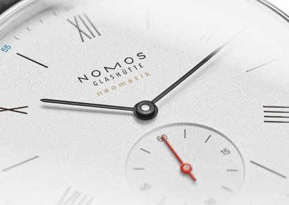 Nomos Glashütte Ludwig neomatik 36 Automatik Edelstahl weißes Zifferblatt Metallband – Damenuhren Uhr ohne Datum aus Edelstahl. Das Gehäuse ist rund und silber. Das Edelstahlarmband ist silber. Das Zifferblatt ist römisch Index und weiß. – Ansicht 3