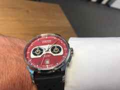 Union Glashütte Noramis Chronograph Sachsen Classic 2020 Limited Edition Automatik Edelstahl 42mm zinnoberrotes Zifferblatt graues Lederband – Herrenuhren Chronograph aus Edelstahl und Leder. Das Gehäuse ist rund und silber. Das Lederarmband ist grau. Das Zifferblatt ist arabisch Index und rot. – Ansicht 5