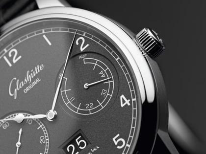 Glashütte Original Senator Observer Automatik Edelstahl 44mm graues Zifferblatt schwarzes Lederband – Herrenuhren Uhr mit Datum aus Edelstahl. Das Gehäuse ist rund und silber. Das Lederarmband ist schwarz. Das Zifferblatt ist arabisch und grau. – Ansicht 2