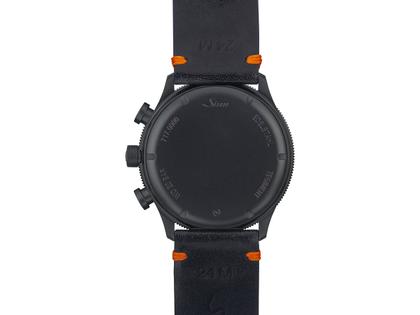 Sinn Spezialuhren 717 Bordchronograph Automatik Edelstahl 45mm schwarzes Zifferblatt schwarzes Lederband – Herrenuhren Chronograph aus Edelstahl. Das Gehäuse ist rund und schwarz. Das Lederarmband ist schwarz. Das Zifferblatt ist arabisch Index und schwarz. – Ansicht 3